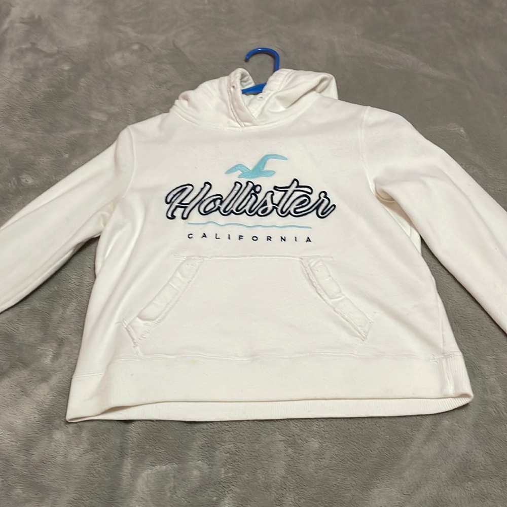 white hollister cropped hoodie